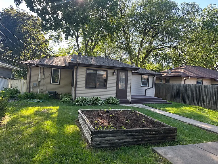 2421 Decatur Ave S — Photo 2