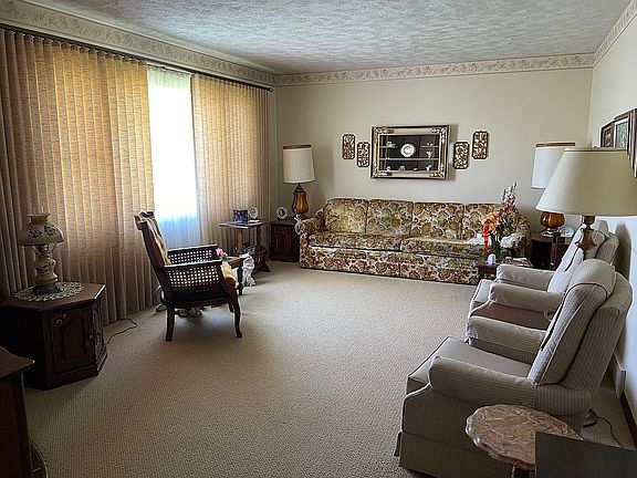 Living Room 19' 2" x 12'8"