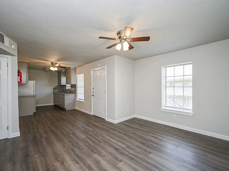 1518 East Ave — Photo 43