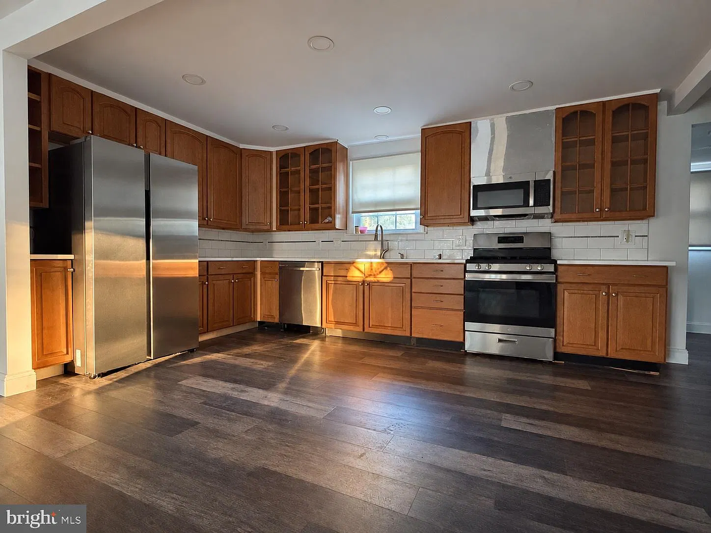 3 bed, 1.0 bath, 1288 sqft, $2,300 — Photo 2