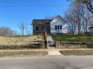 828 Shawnee St, Leavenworth, KS 66048