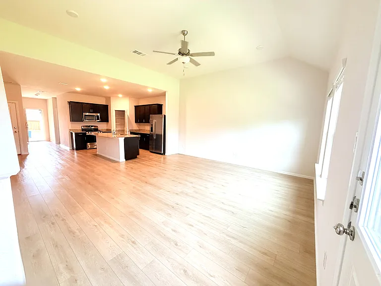 405 Forsyth Dr — Photo 2