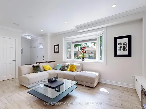 657 Pharmacy Ave, Toronto, ON M1L 3H6