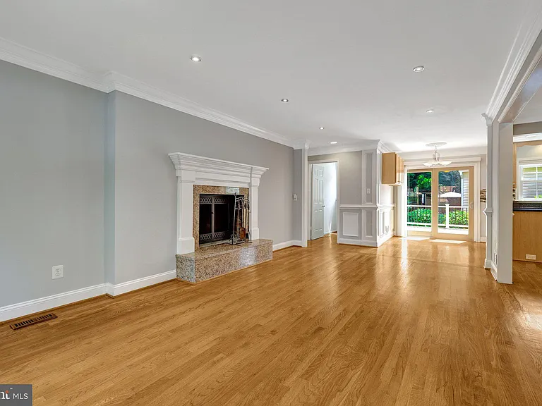 8995 Parliament Dr — Photo 11