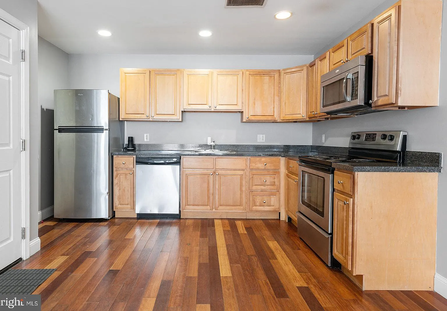 3 bed, 2252 sqft, $1,400 — Photo 3