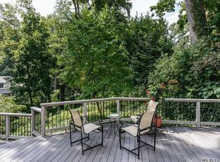 19 Willow Dr, Port Washington, NY 11050