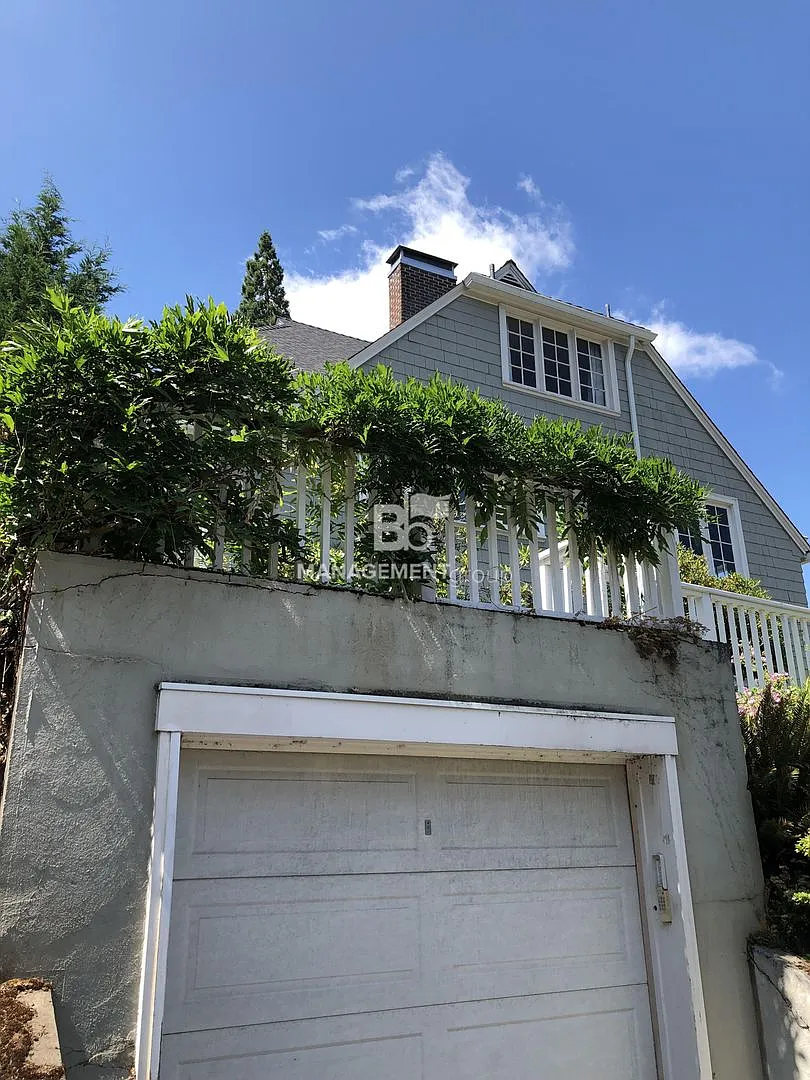 Portland Heights- Beautiful Home loaded with Character & Charm-Updated Kitchen- Spacious Yard — Photo 2