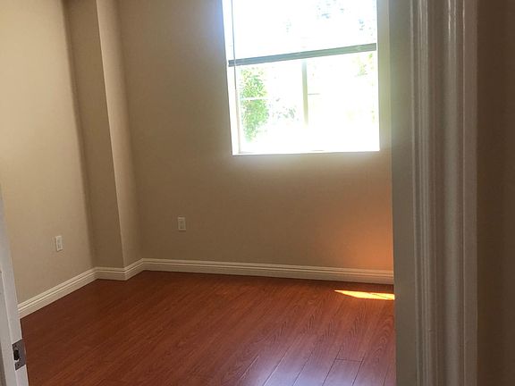 3rd image of 16429 Victory Blvd #1
