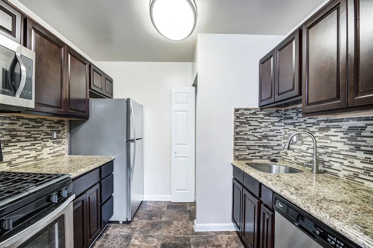 Willow Lake Apartment Homes — Photo 2