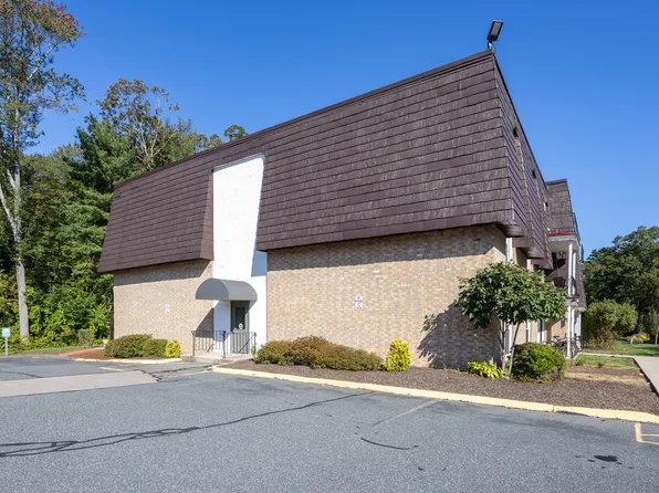 23 Shadowbrook Ln APT 6, Milford, MA 01757