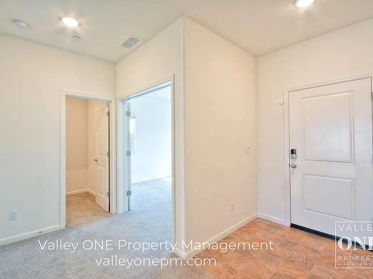933 Tipton Ln — Photo 8