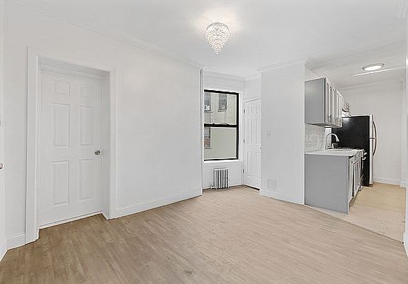4th image of 218 Thompson St #23