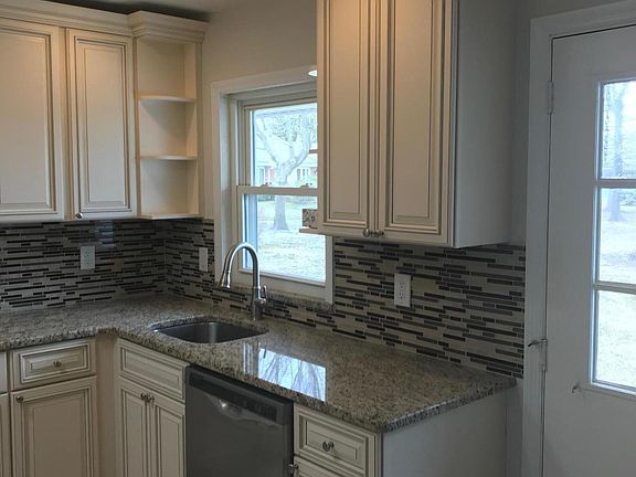 3rd image of 370A Portsmouth Dr