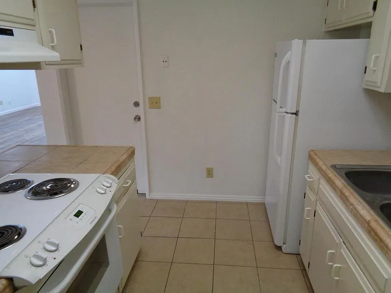 244 W Alexander Ave — Photo 9