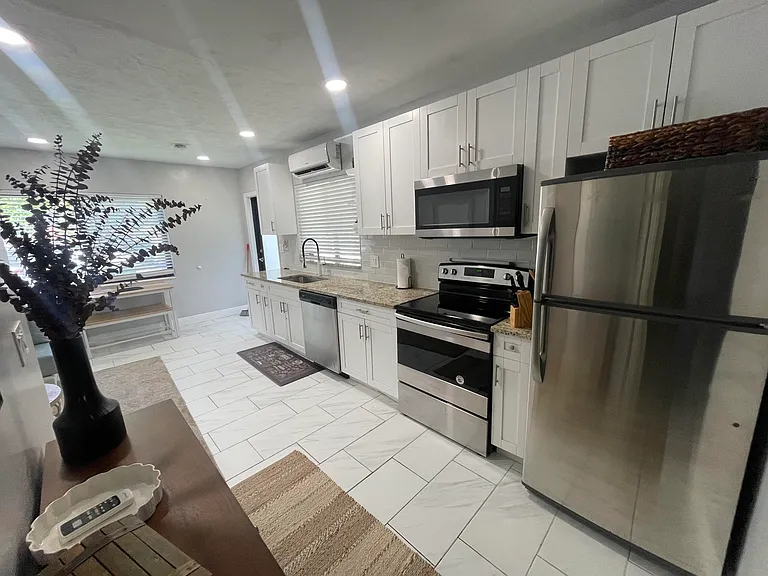 430 NE 1st Ave #A — Photo 1