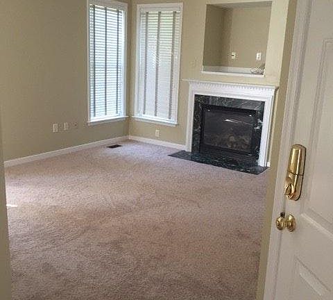 Family room w Gas Fireplace