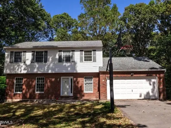 68 Shady Tree Dr, Mountain Top, PA 18707