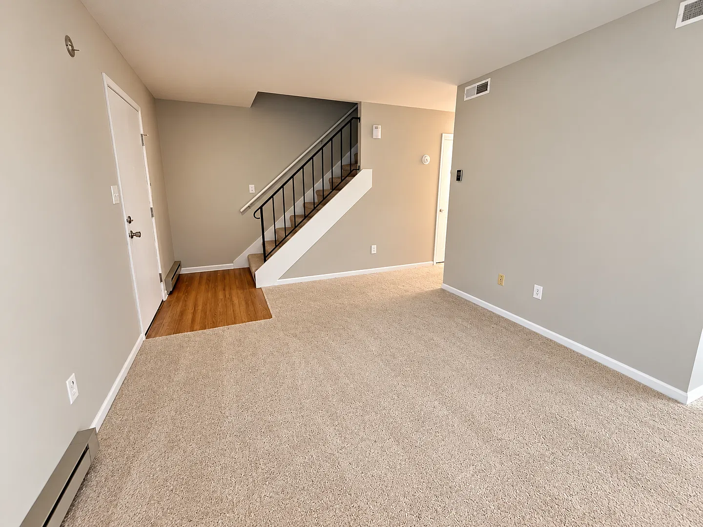 Charming and Spacious South Side 3-Bedroom Duplex — Photo 4