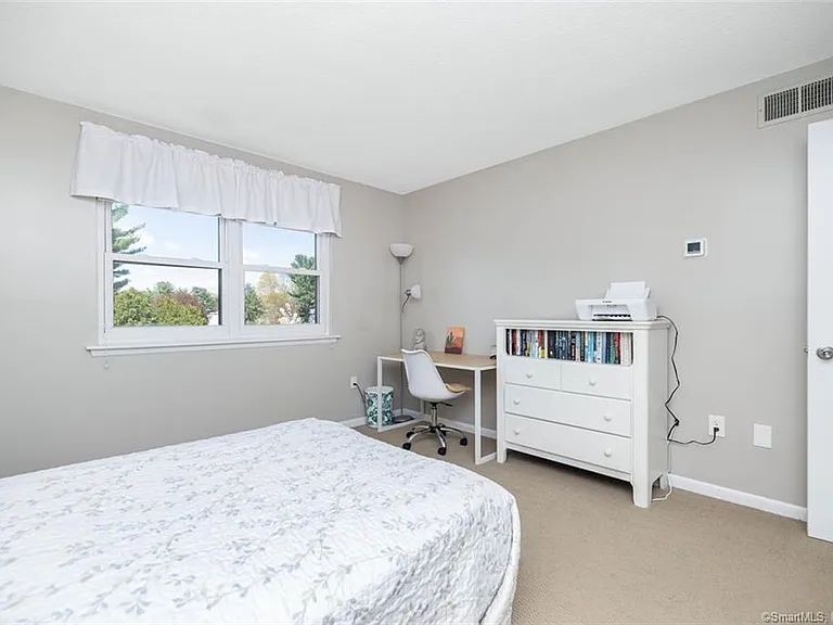 Twin Circle Dr — Photo 14