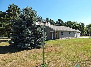 190 S Oak Ave, Parker, SD 57053