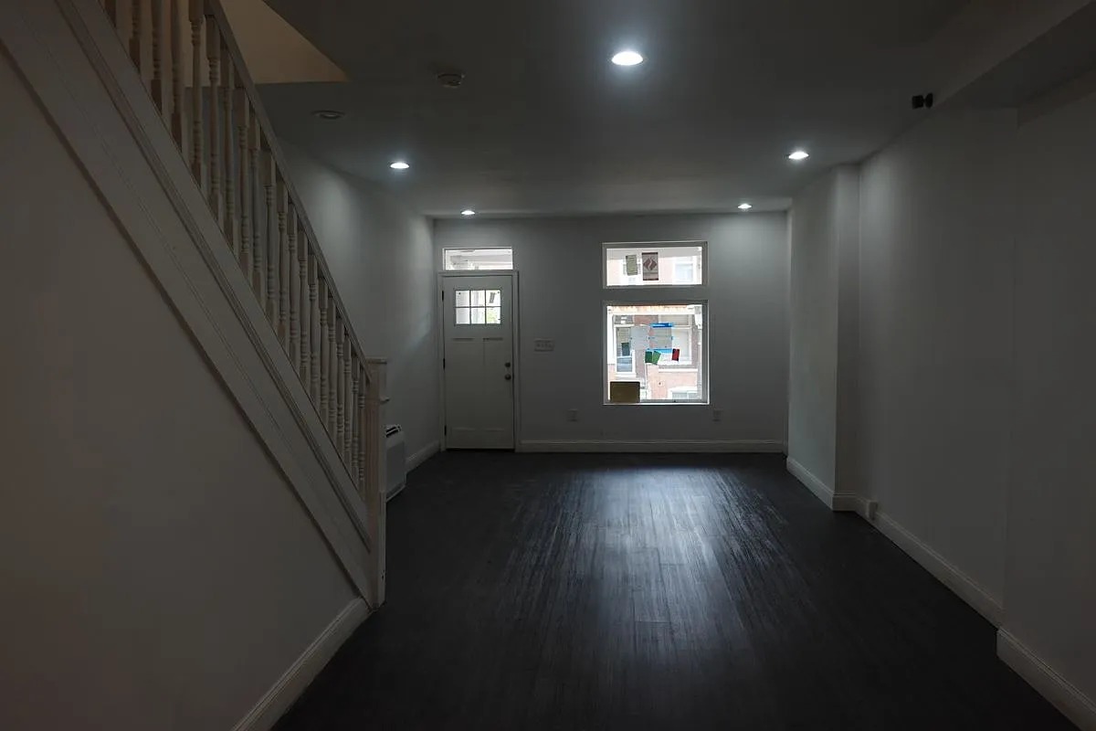 3 bed, 1.0 bath, 1050 sqft, $1,100 — Photo 3