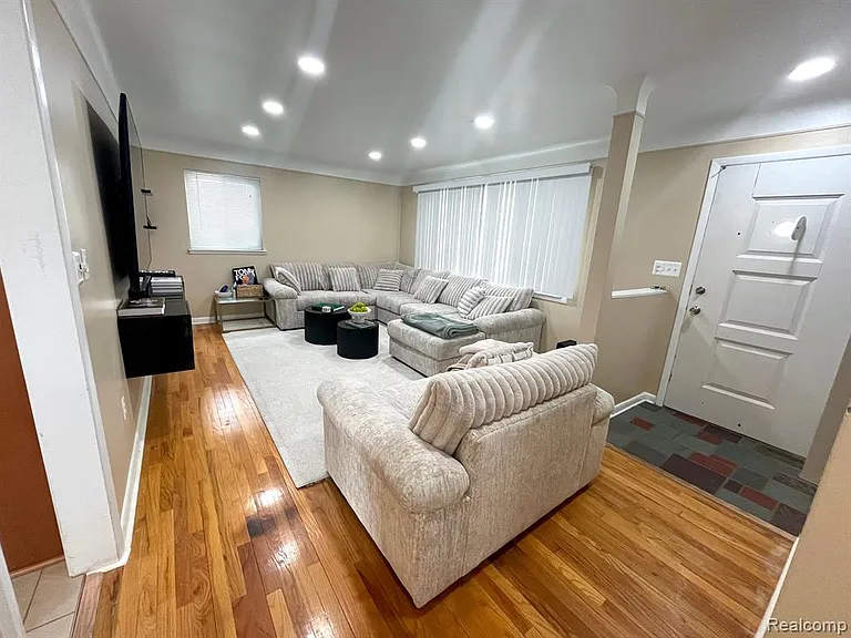 31015 Dorais St — Photo 4