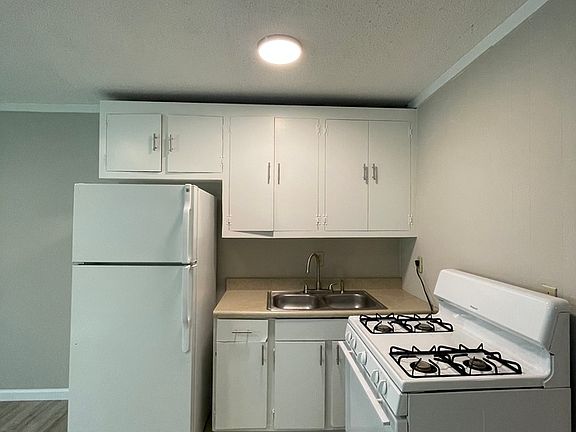 2nd image of 936 Sycamore Ave APT D