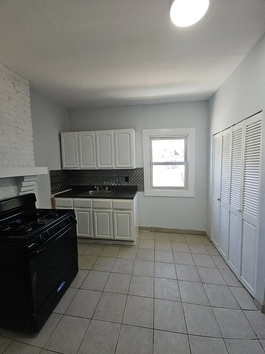 Building Photo - 10 Rodwell Ave #2