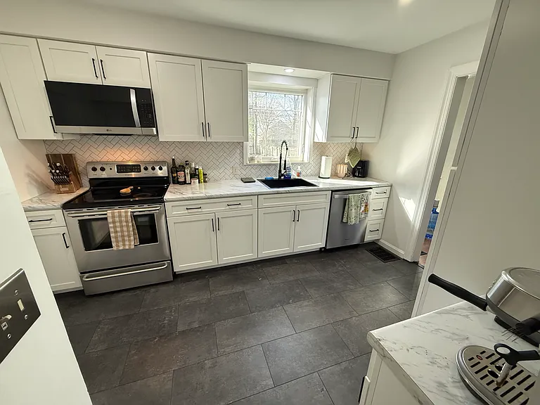426 Telford Ave — Photo 7