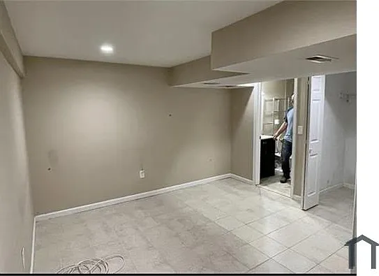 16 Glyndale Ct — Photo 6