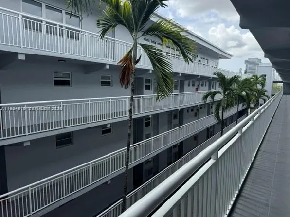 215 SE 3rd Ave APT 307B, Hallandale, FL 33009