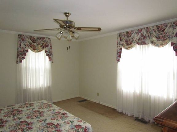 3rd image of 1824 E Franklin St