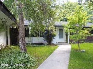 6702 Ahtanum Rd, Yakima, WA 98903