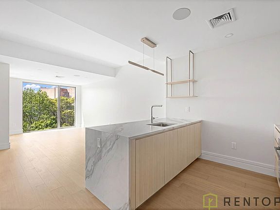 3rd image of 960 Franklin Ave #128