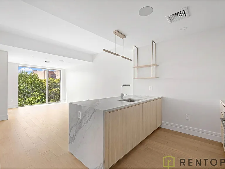 960 Franklin Ave #128 — Photo 3