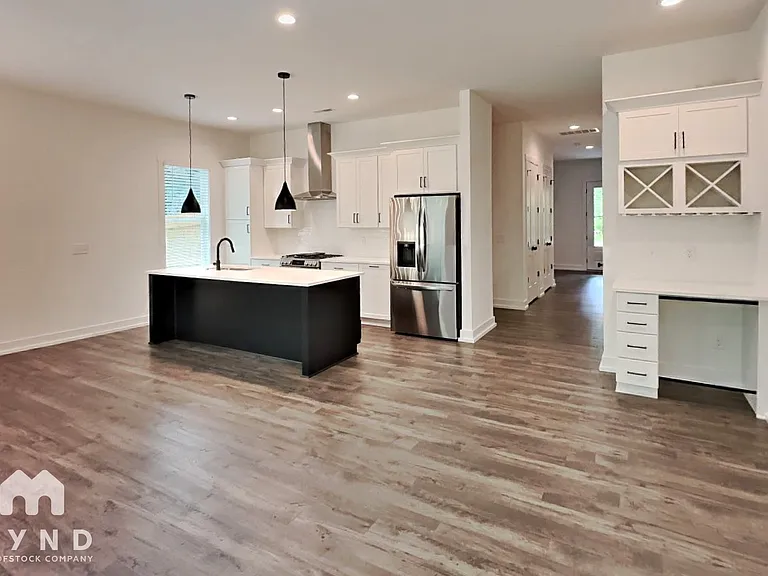 1027 Trembeth Dr — Photo 2