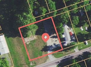 226 W Maple St, Flora, IL 62839