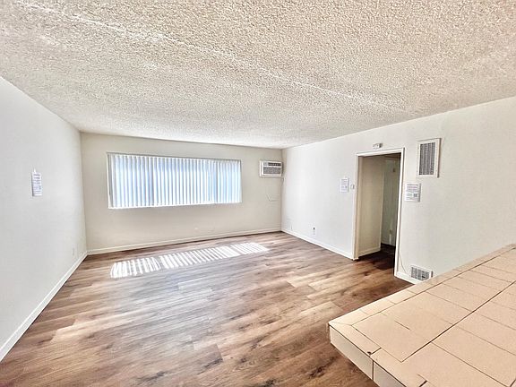 4th image of 14540 Hartland St #207