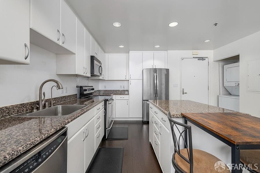 1st image of 250 King St Unit 624