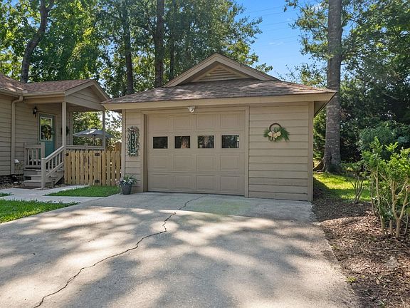 3rd image of 706 Courtney Ct.