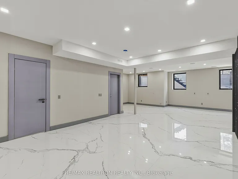 1002 Spadina Rd — Photo 11