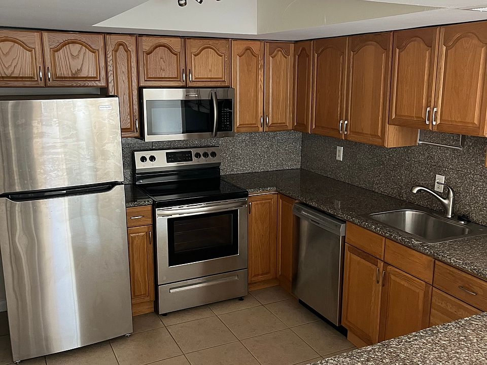 2nd image of 714 SE 19th Ave APT 8