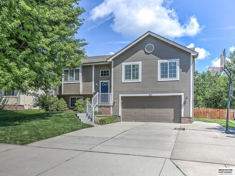 1st image of 810 Clearwater Dr