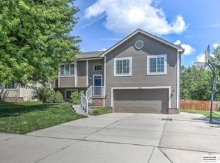 810 Clearwater Dr, Papillion, NE 68046
