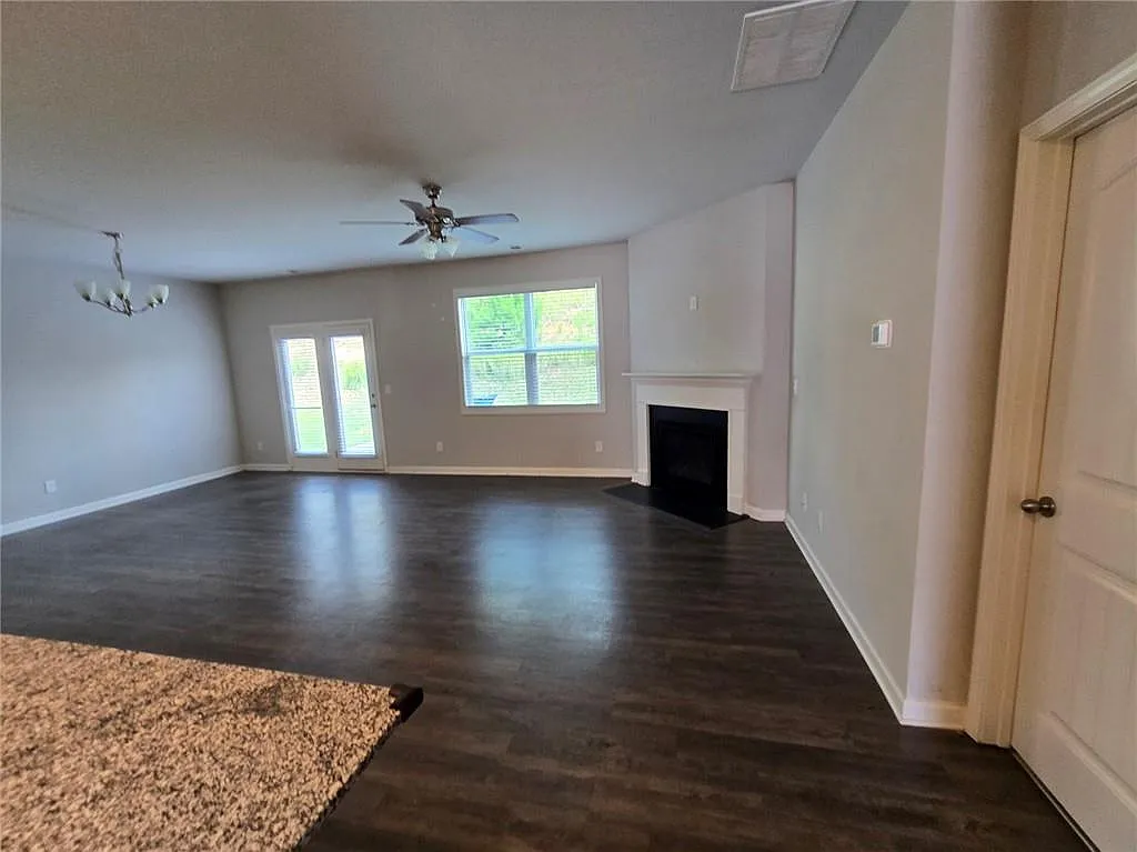 4 bed, 2.5 bath, 2709 sqft, $2,300 — Photo 3