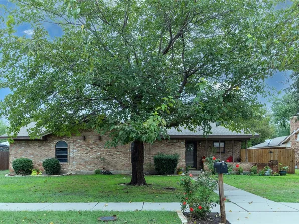 2117 Wellington Dr, Grand Prairie, TX 75051