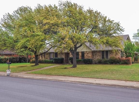 3rd image of 914 S Greenstone Ln