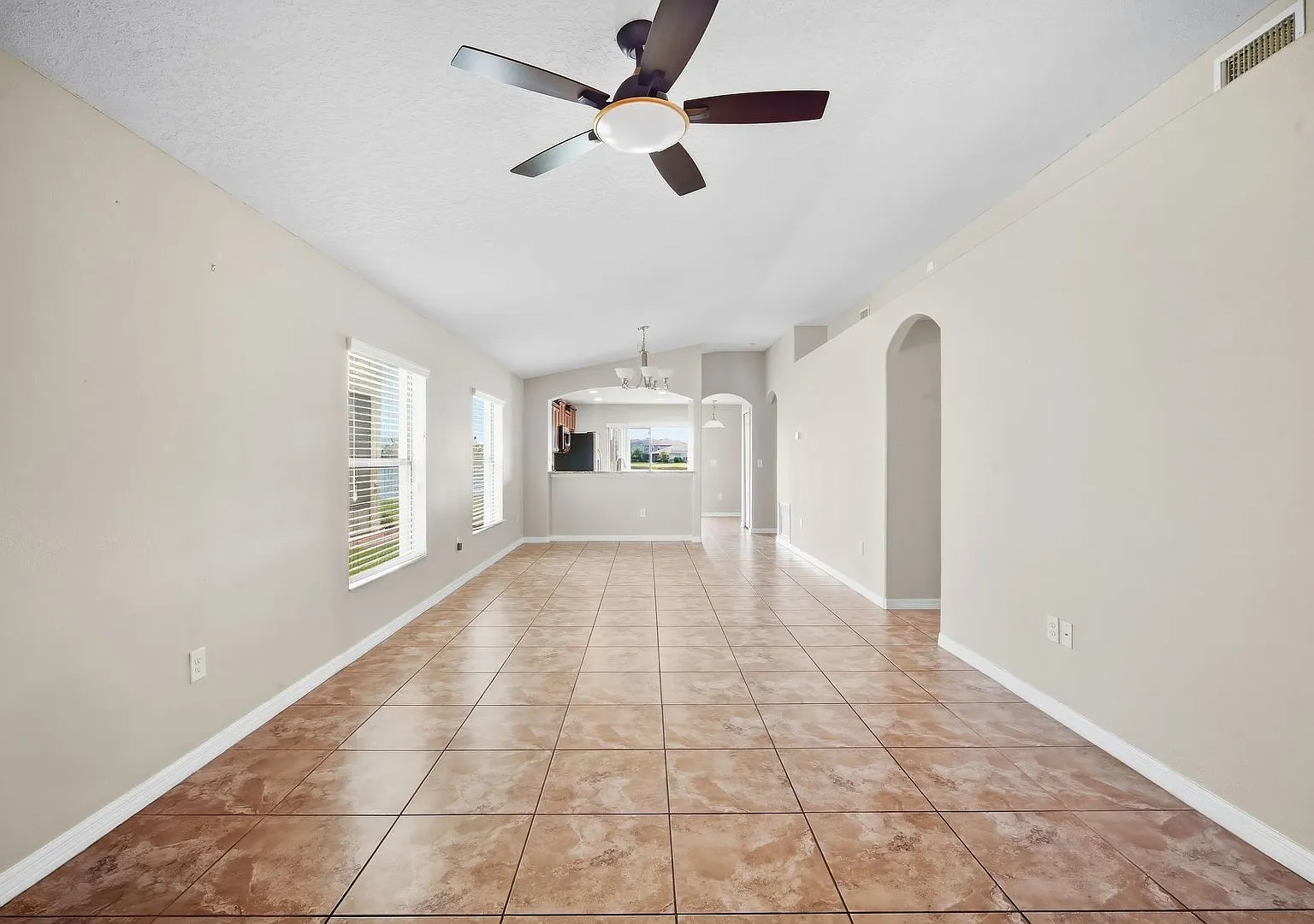 Beautiful 3 bedroom/2bath/2 car garage with oversized backyard on a beautiful pond with lots of c... — Photo 4