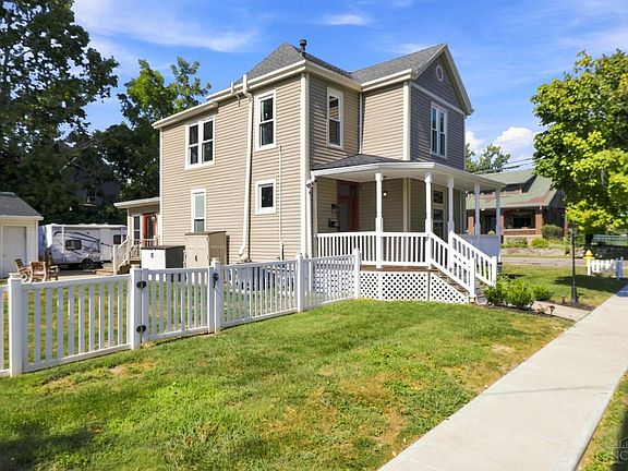 4th image of 413 1st Ave