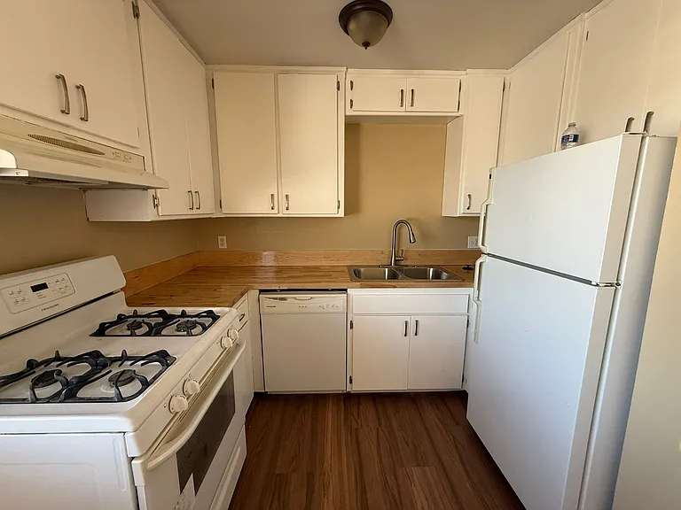 103 E 2nd St #4 — Photo 3